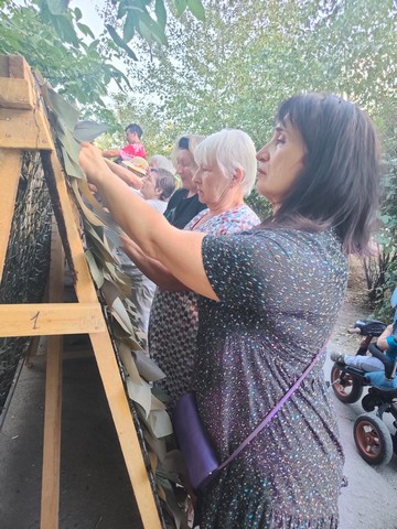 Участницы клуба ветеранов труда "Сударушки" организовали всех неравнодушных для плетения маскировочных сетей