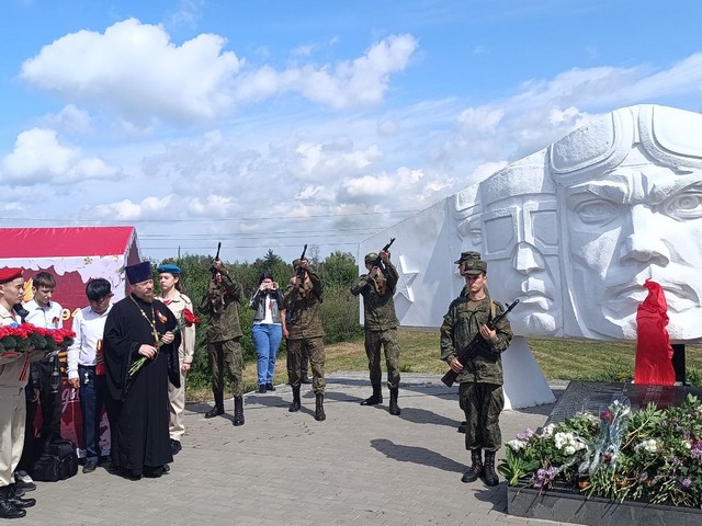 Торжественное возложение цветов на памятнике павшим летчикам