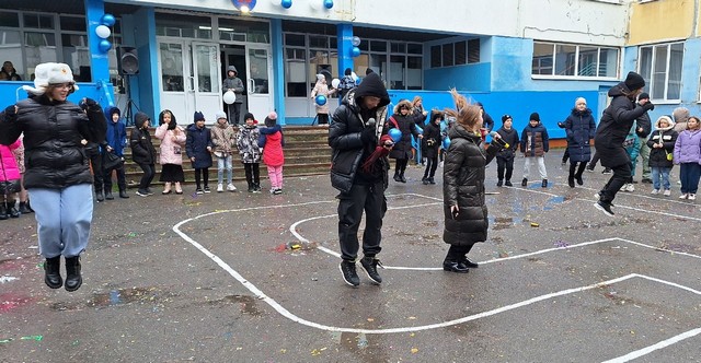 24 ноября в Школе №15 г. Азова состоялся самый настоящий праздник для детей и учителей. Школа отмечает свой 35- летний юбилей!!